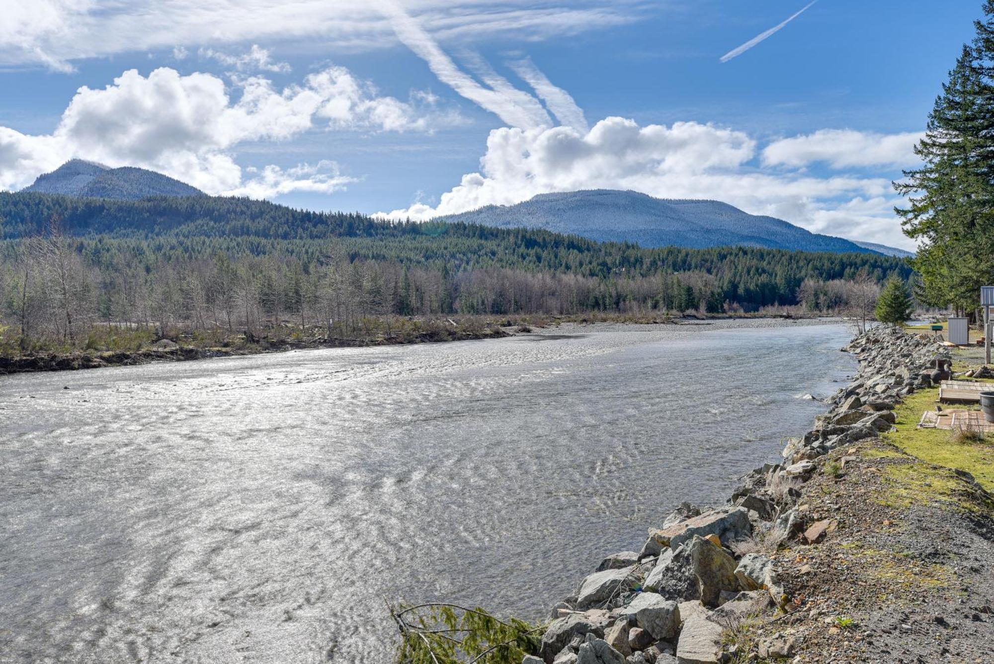 Riverfront Home With Deck, Near Mount Rainier! Packwood Exterior photo