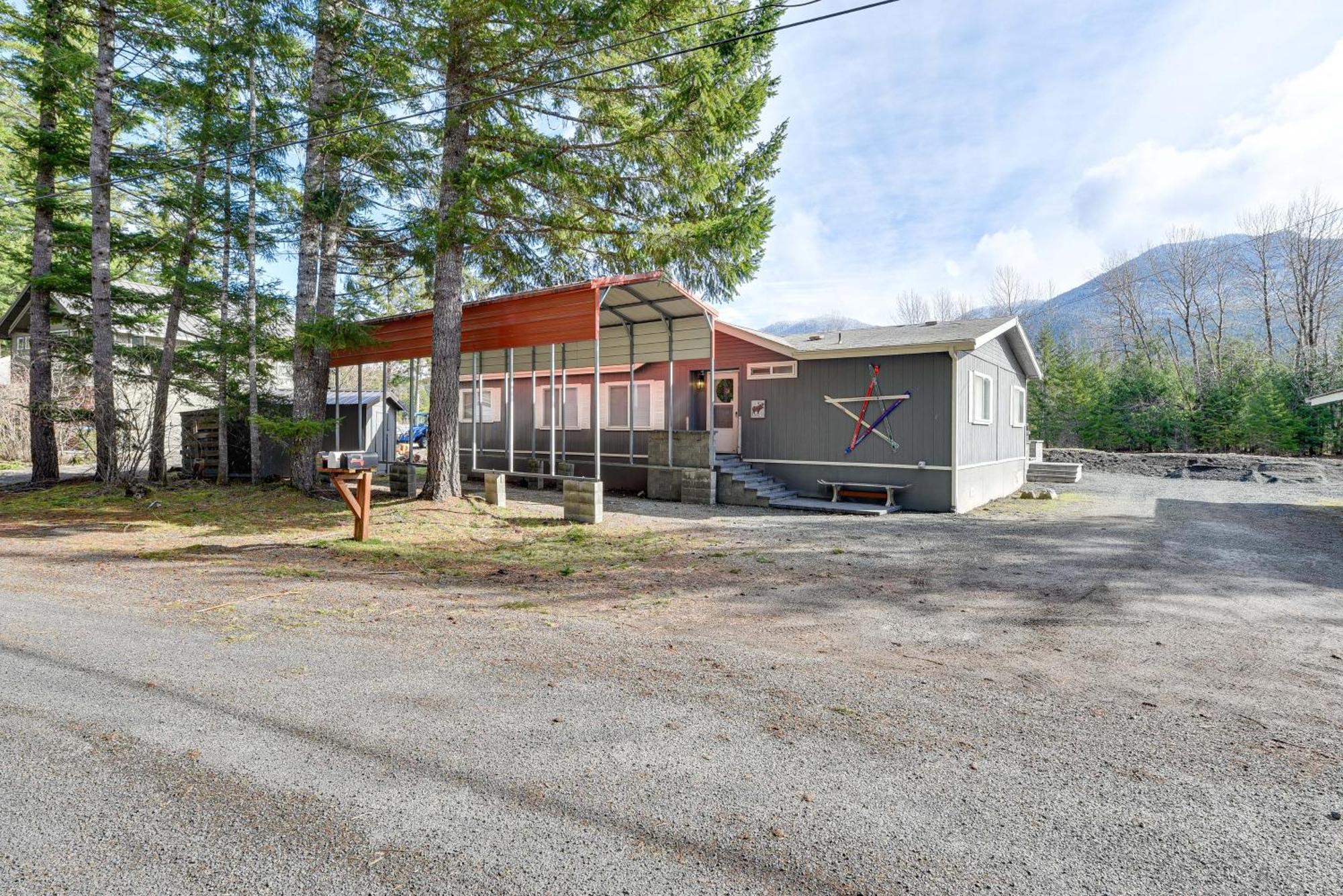 Riverfront Home With Deck, Near Mount Rainier! Packwood Exterior photo